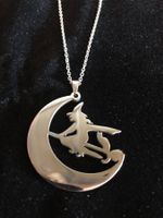 Amulett mit Hexe und Halbmond
