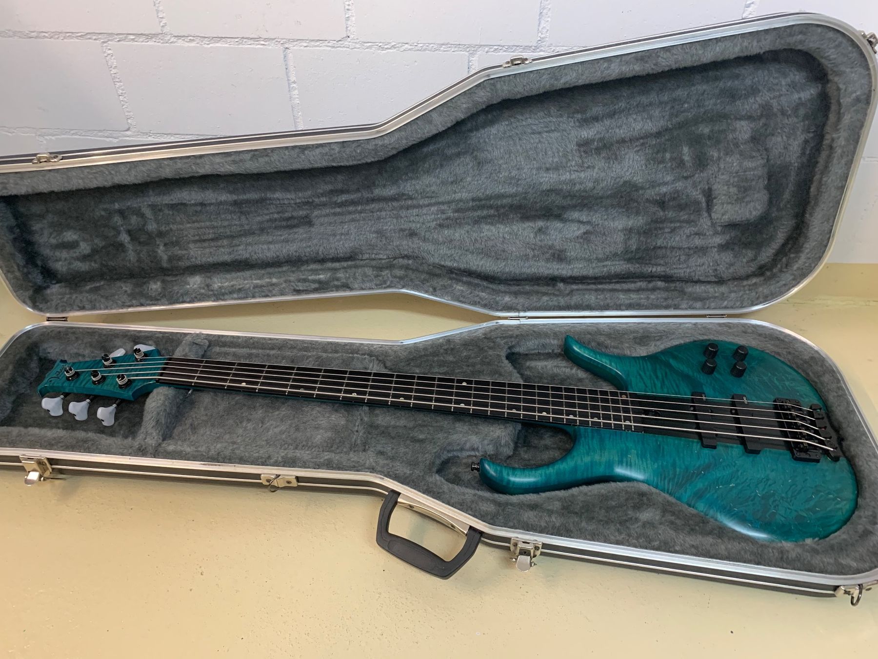 Strumenti musicali: Vitus 5-String E-Bass – Usato da Rothrist venduto da Voma0 1