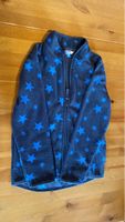 Kuschelige Fleecejacke Grösse 122 mit blauen Sternen 