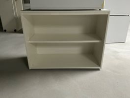 5 Regale Weiss mit 1 Tablar à je 20 Franken
