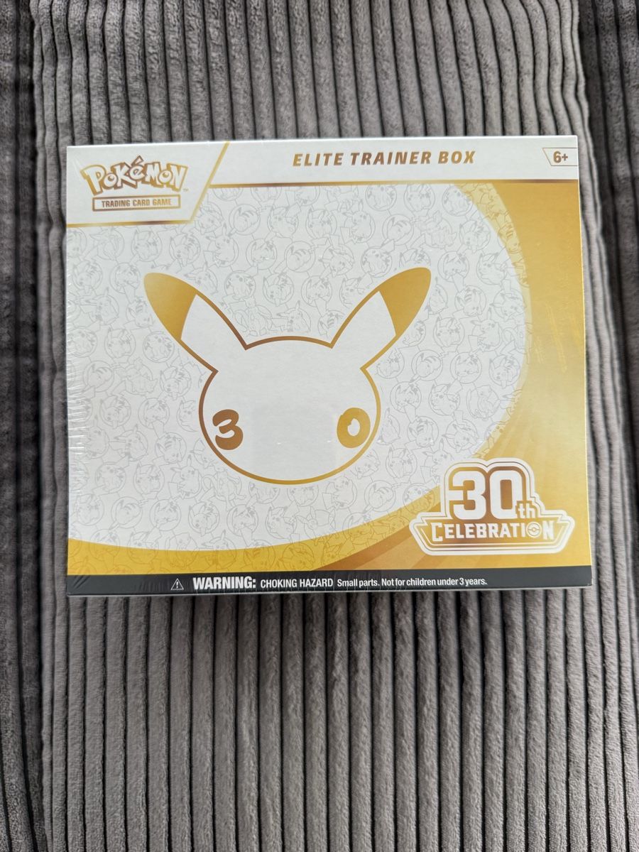 Giochi: Pokemon 30th Celebration ETB Englisch – Nuovo e nell'imballaggio originale da Ennetbaden venduto da MrHato