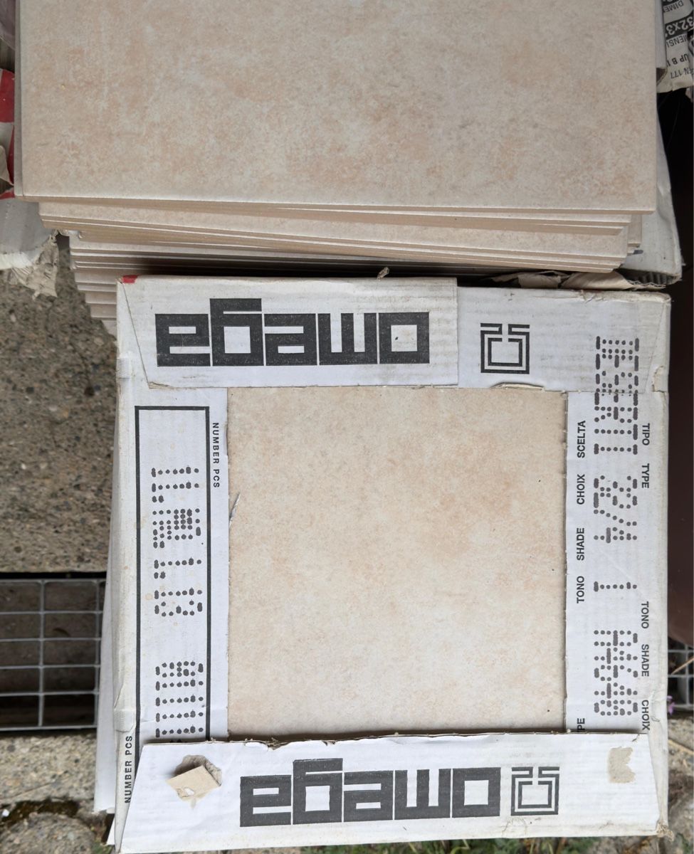 Rivestimenti per pavimenti: Carrelage intérieur Omega beige clair, env. 7-8m2 – Usato da Riddes venduto da Elina. 3