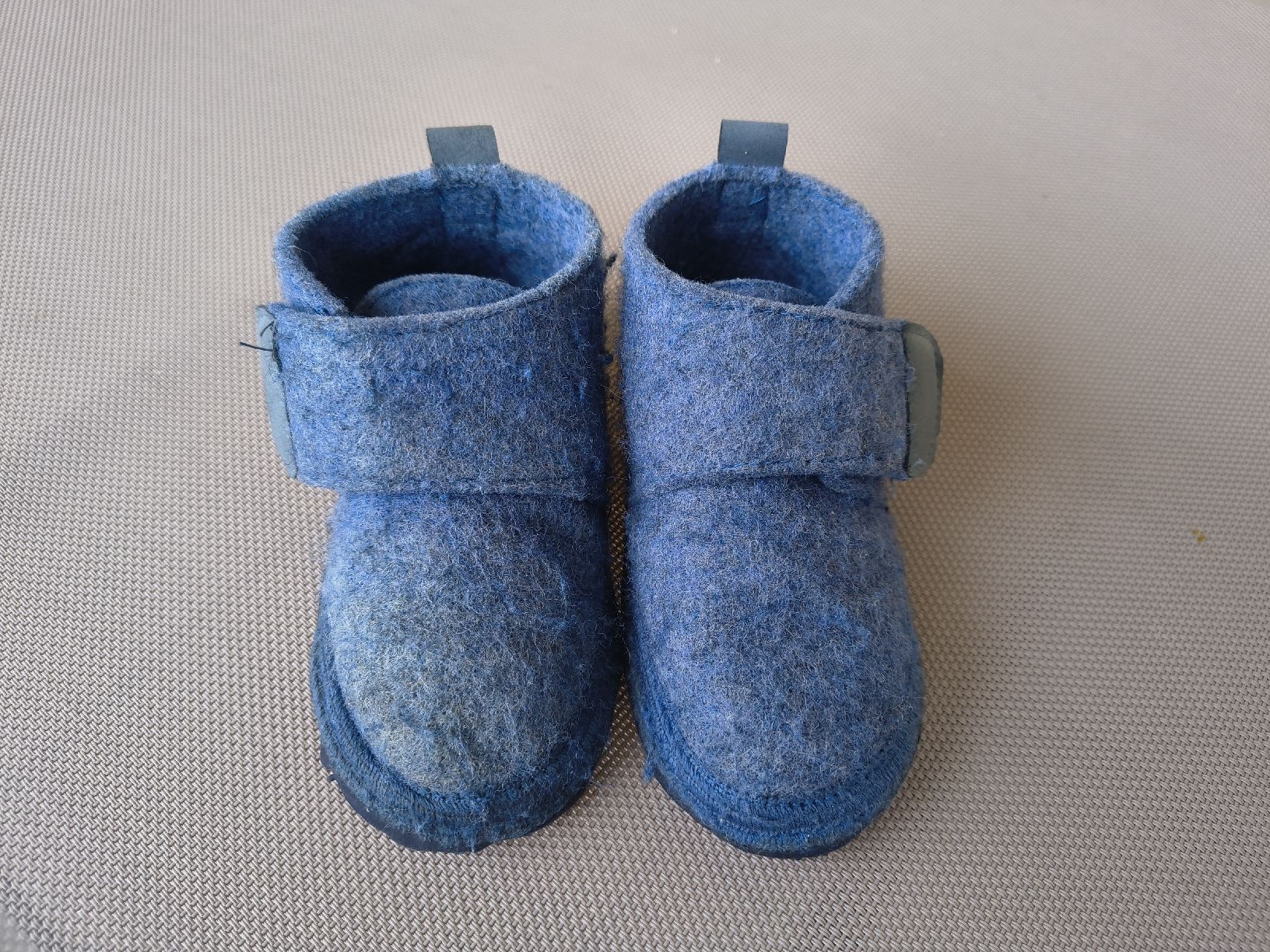 Schuhe für Jungen: Hausschuhe Grösse 25 – Gebraucht aus Thun von man_fg9v