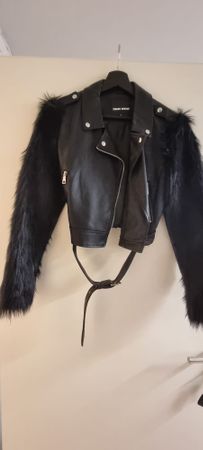 Jacke mit Fellärmel, Grösse M, Top Zustand