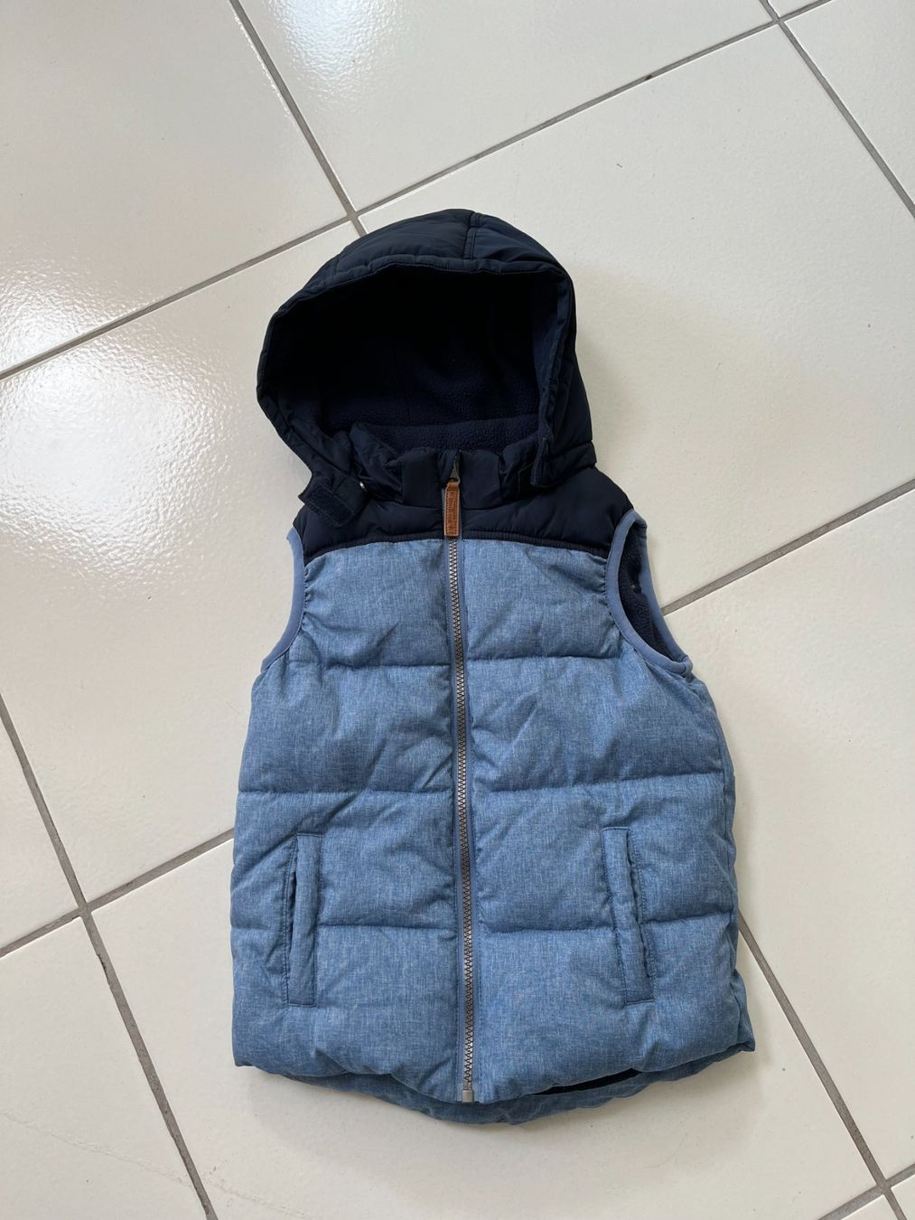 Sonstige Jungenkleidung: Wattierte Weste mit Kapuze blau / S / 122cm – Gebraucht aus Oberrieden von mcl_g5vk