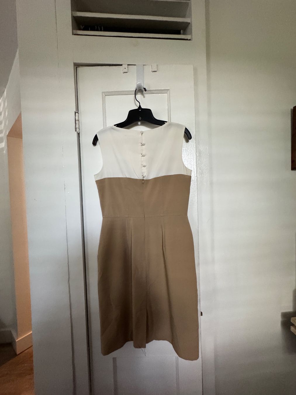 Calvin Klein Vestiti: Robe Calvin Klein beige et blanche, taille 36, élégante. – Nuovo (secondo la descrizione) da Avry-sur-Matran venduto da Anarda 1