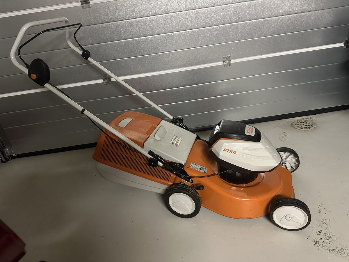 Stihl Tondeuses à gazon: Rasenmäher Akku Stihl  – D'occasion à Altstätten SG par dav_phk5