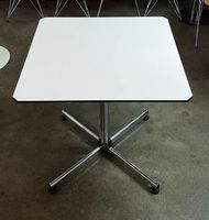 USM Haller Kitos 75 x 75 - Tisch in perlgrau