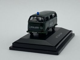 Schuco 25431 1:87 VW T2 Bus Polizei dunkelgrün