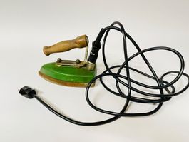 Antikes Bügeleisen, charmantes Deko-Objekt, grün