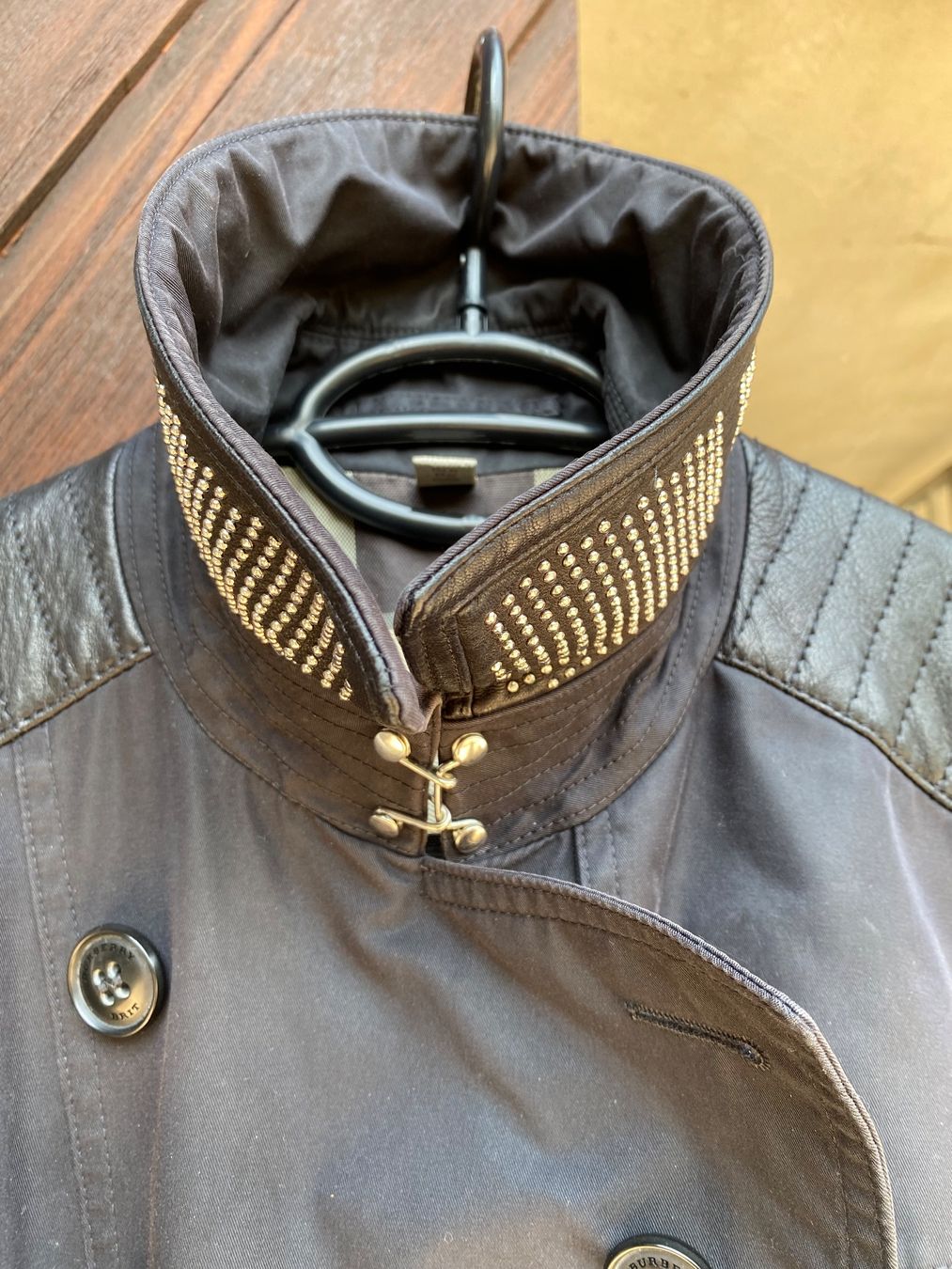 Burberry Mäntel: Schwarzer Burberry Brit Trenchcoat mit Leder – Gebraucht aus Roches BE von Anamun 3