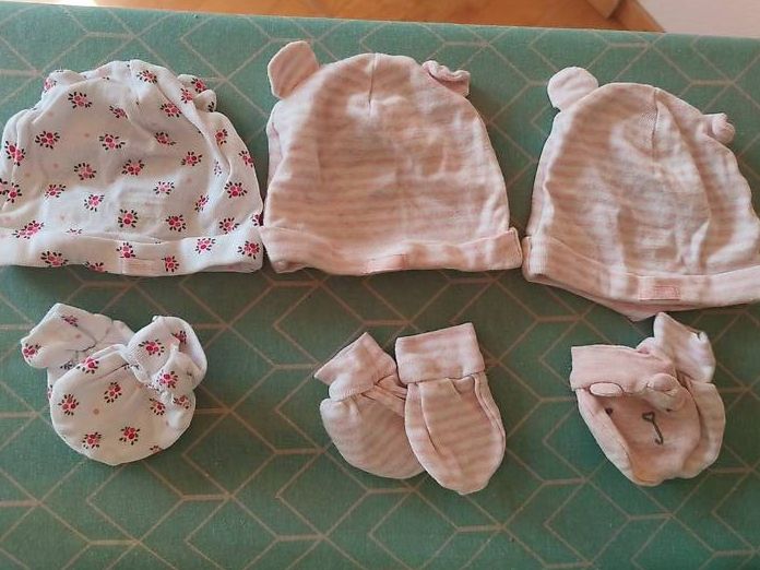 Lotti & Set di vestiti: Kit naissance bonnet gants chaussettes – Usato da Pully venduto da chi_p2rq