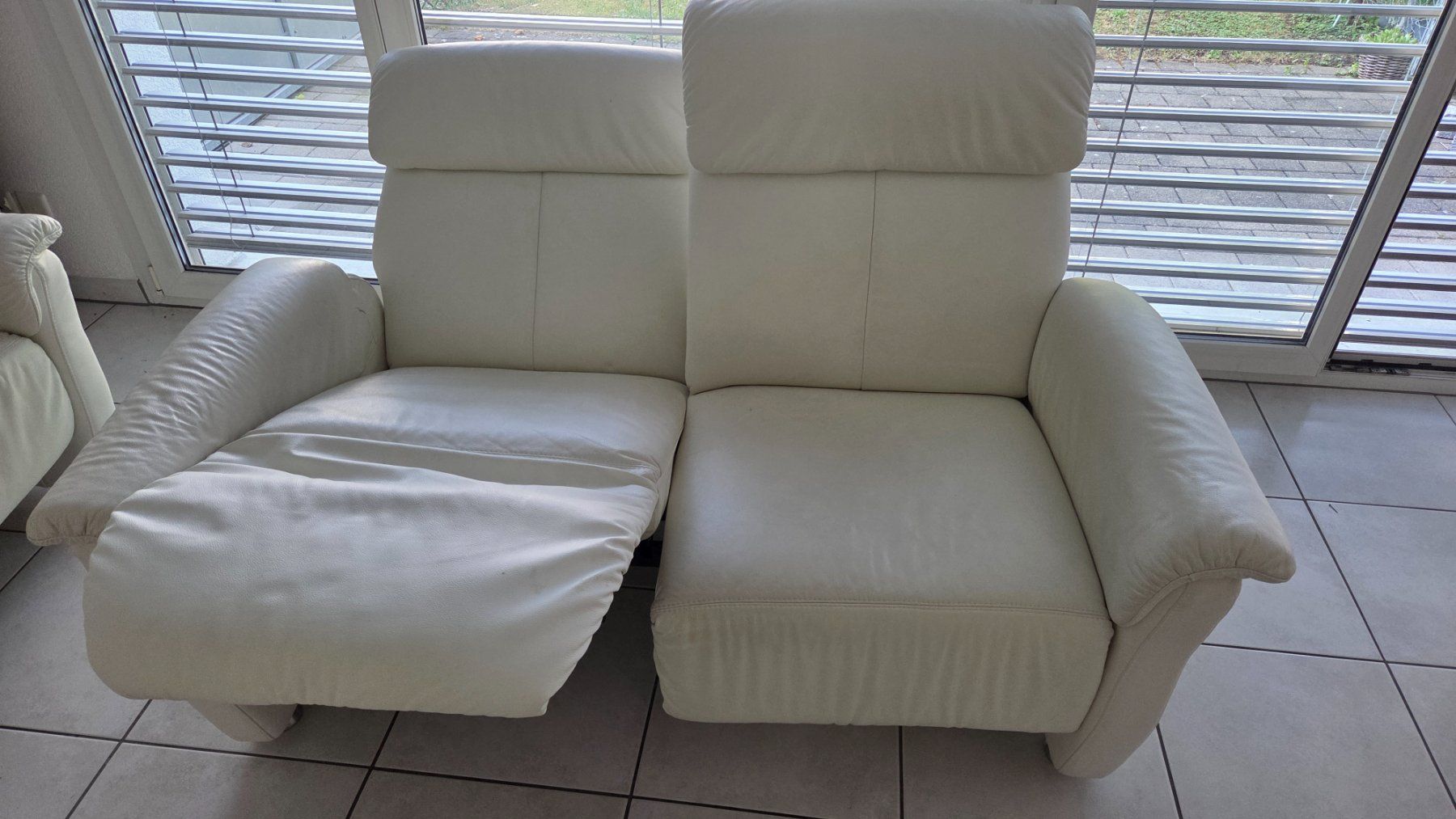 Sofas: Echtleder 2er Sofa Weiss B165xT90xH105 – Gebraucht aus Niederrohrdorf von Danse01
