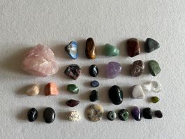 Rosenquarz, Tigerauge, Bergkristall, Bernstein usw.