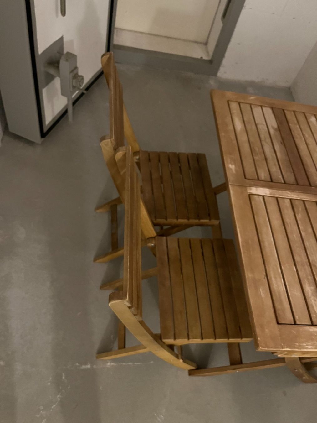 Set di tavolo e panche: Holz Gartentisch mit 4 Klappstühlen – Usato da Zuzwil SG venduto da pavlod 2