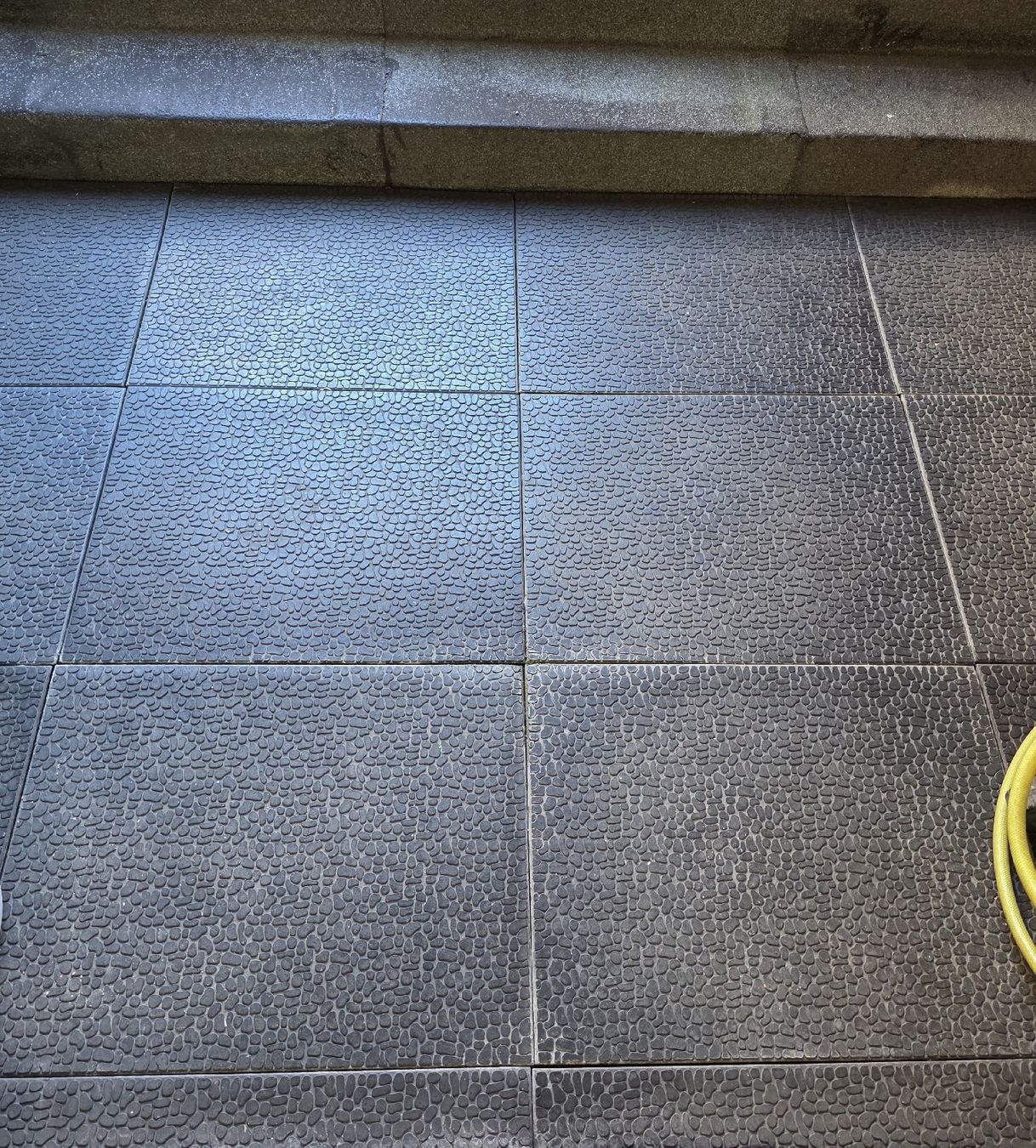 Rivestimenti per pavimenti: Robuste Bodenplatten / Terrassenplatten – Usato da Rothenthurm venduto da kop_v9