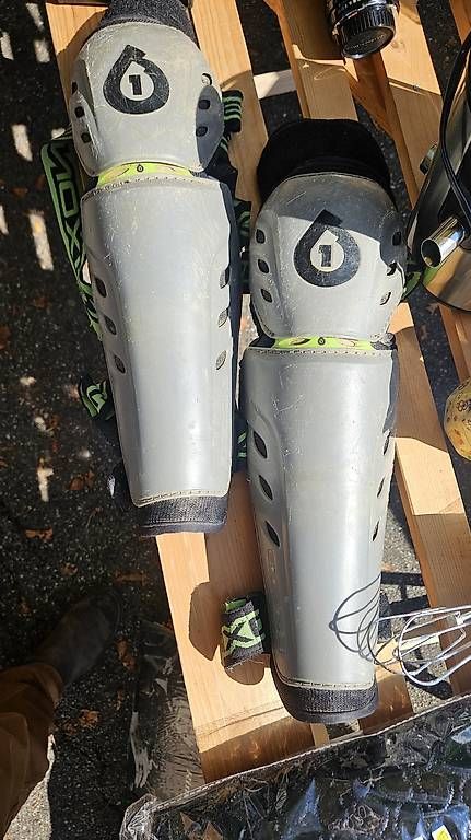 Protections: Knie, Schienbeinschoner 661 – D'occasion à Bottmingen par NoxTheDog