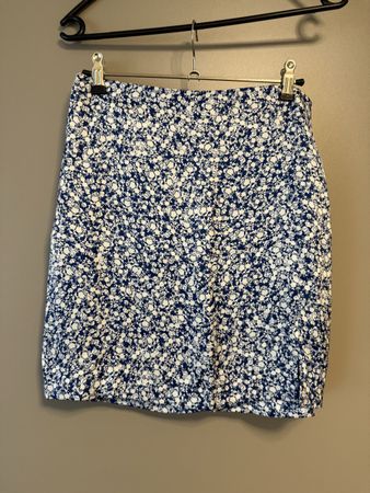 Zara Damenrock Grösse S Blau-Weiss mit Blumenmuster
