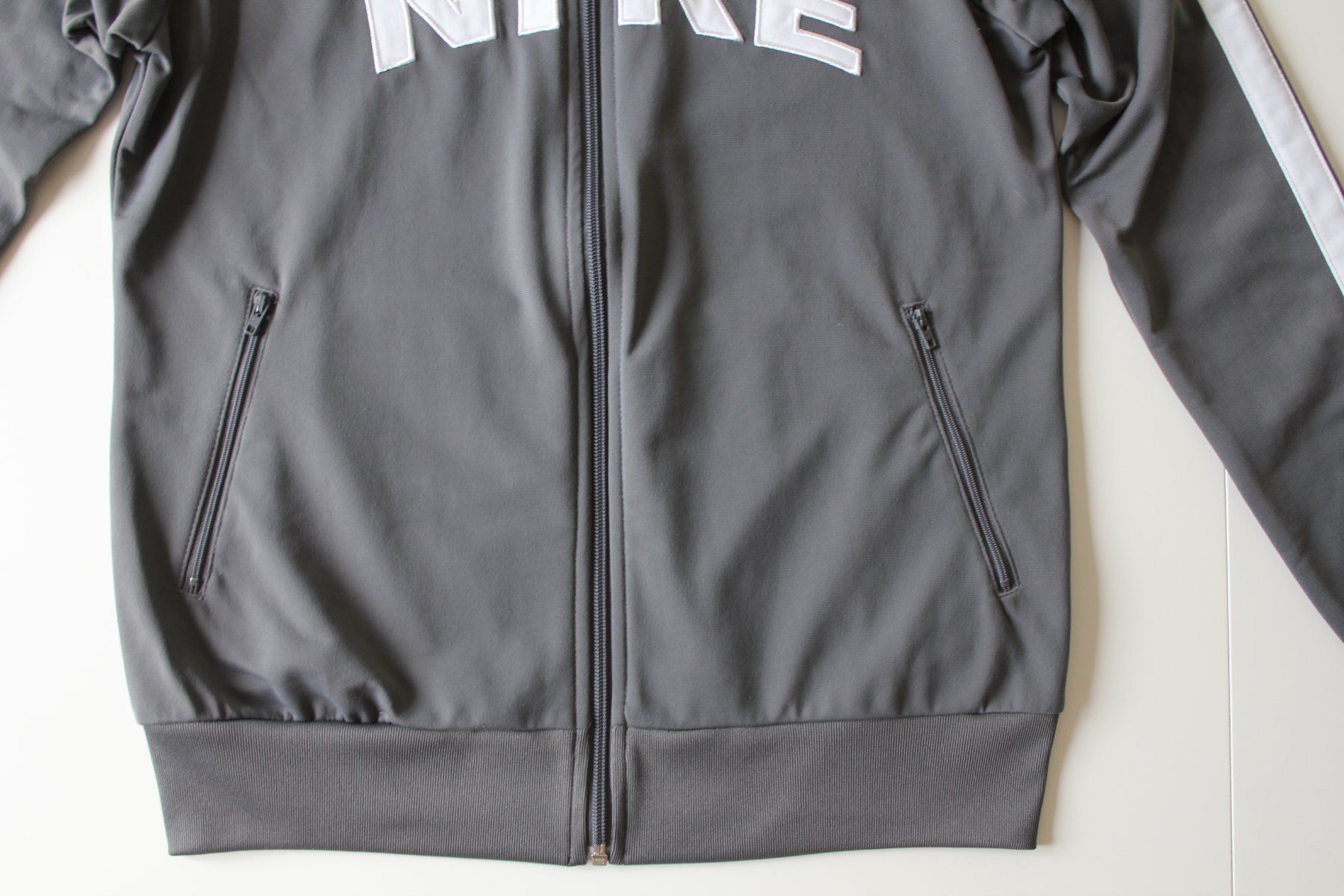 Nike Giacche: Veste de sport Nike grise – Usato da Peseux venduto da Gilloss 2