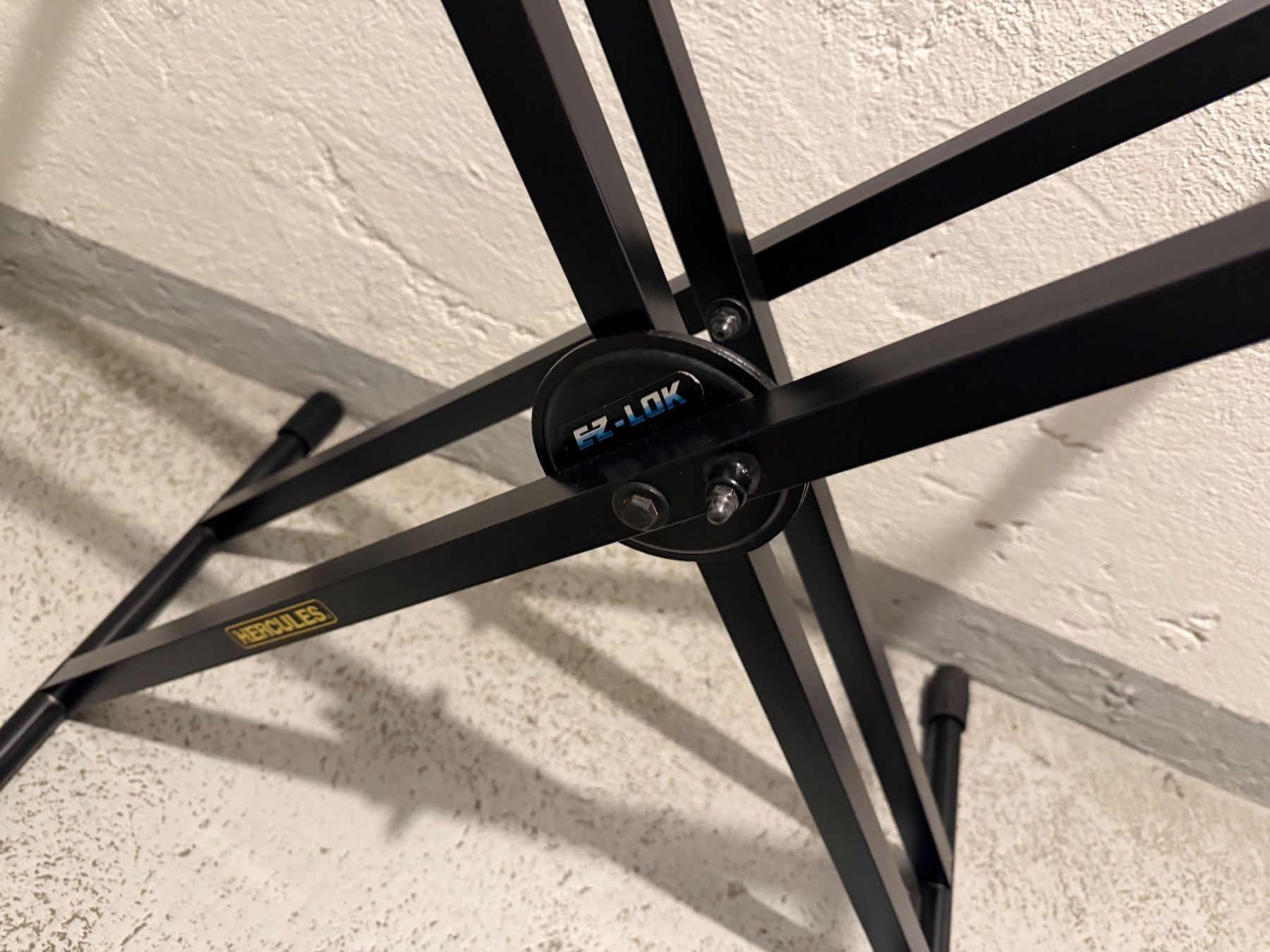 Hercules Supporti per strumenti musicali & leggii: Hercules EZ-LOK.  Keyboardständer – Usato da Aarau venduto da KorgPA 1