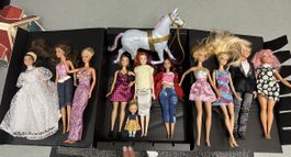 Barbies + Pferd + diverse Kleidungsstücke