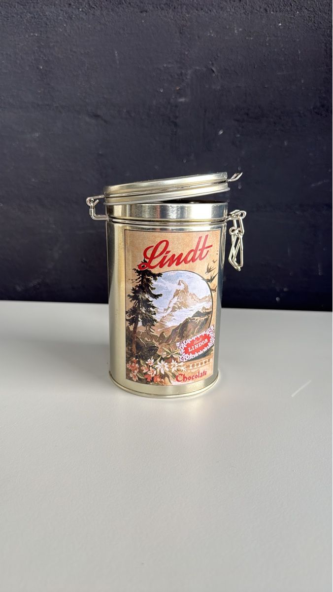 Kaffeemaschinen & Espressomaschinen: Lindt Dose Schokolade Metall gebraucht – Gebraucht aus Näfels von Meelis