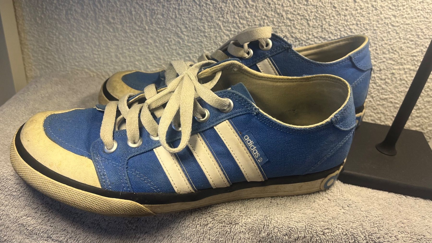 Adidas Chaussures hommes: Sneaker Adidas in blau und Grösse 42 – D'occasion à Güttingen par Comeback_Q