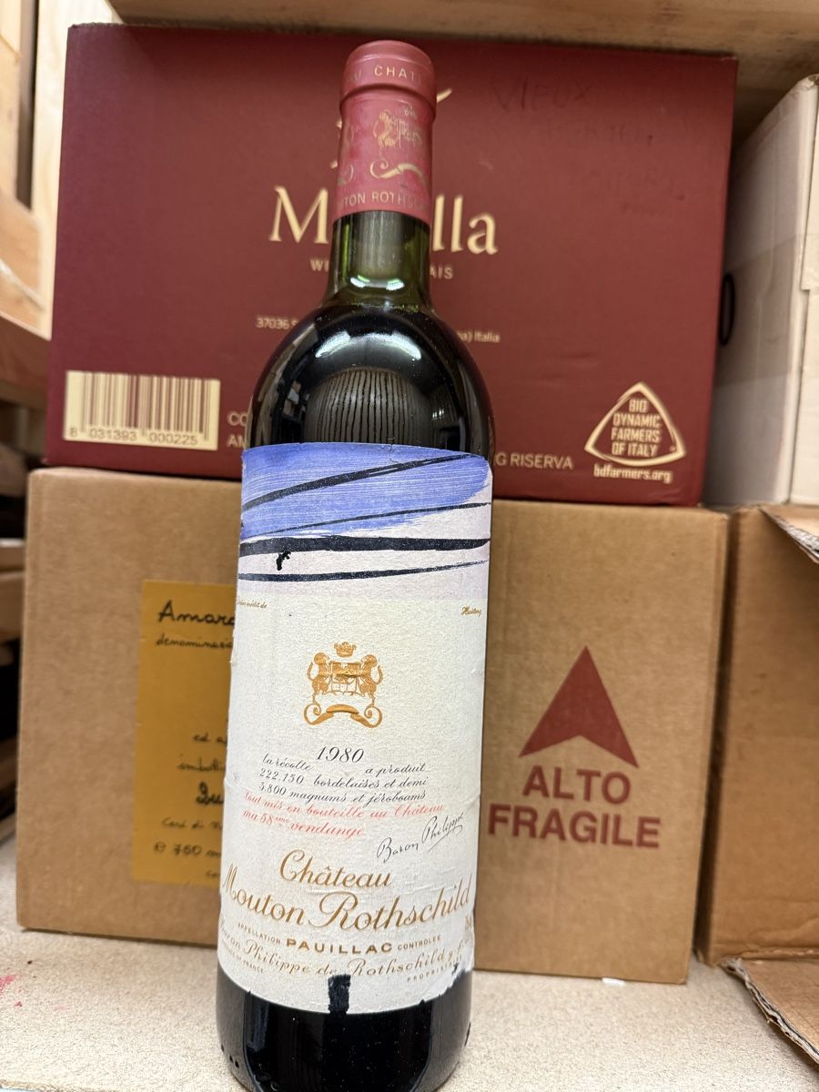 Mouton Rothschild Vino: Château Mouton Rotschild 1980 – Nuovo e nell'imballaggio originale da Troinex venduto da Airain 1