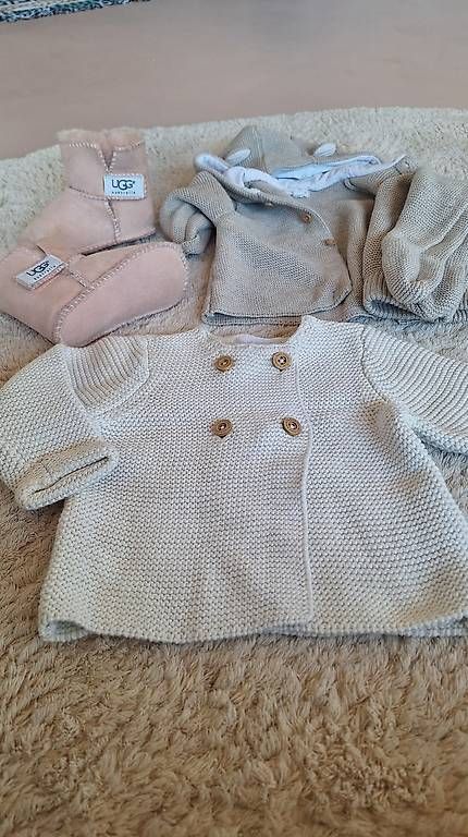 Lotti & Set di vestiti: Babykleidung & UGG Schuhe NEU – Usato da Rüti ZH venduto da la-93 3