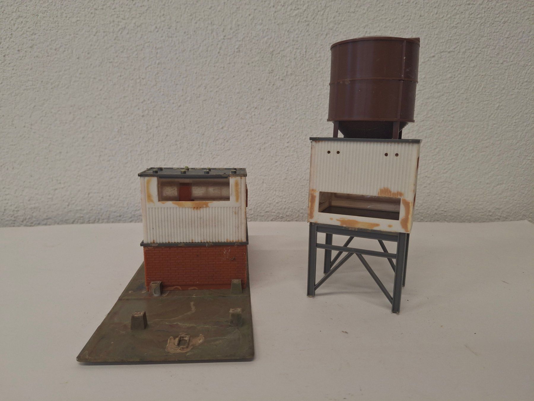 Modellini di ferrovie: Modellbau Industrieanlage mit Wasserturm – Usato da Reichenburg venduto da AK307 2