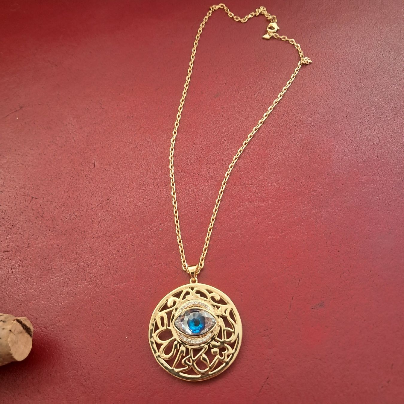 Ketten: Collier Augenform Medaillon Goldfarben mit blauer Stein – Gebraucht aus Dietikon von una_y6wy
