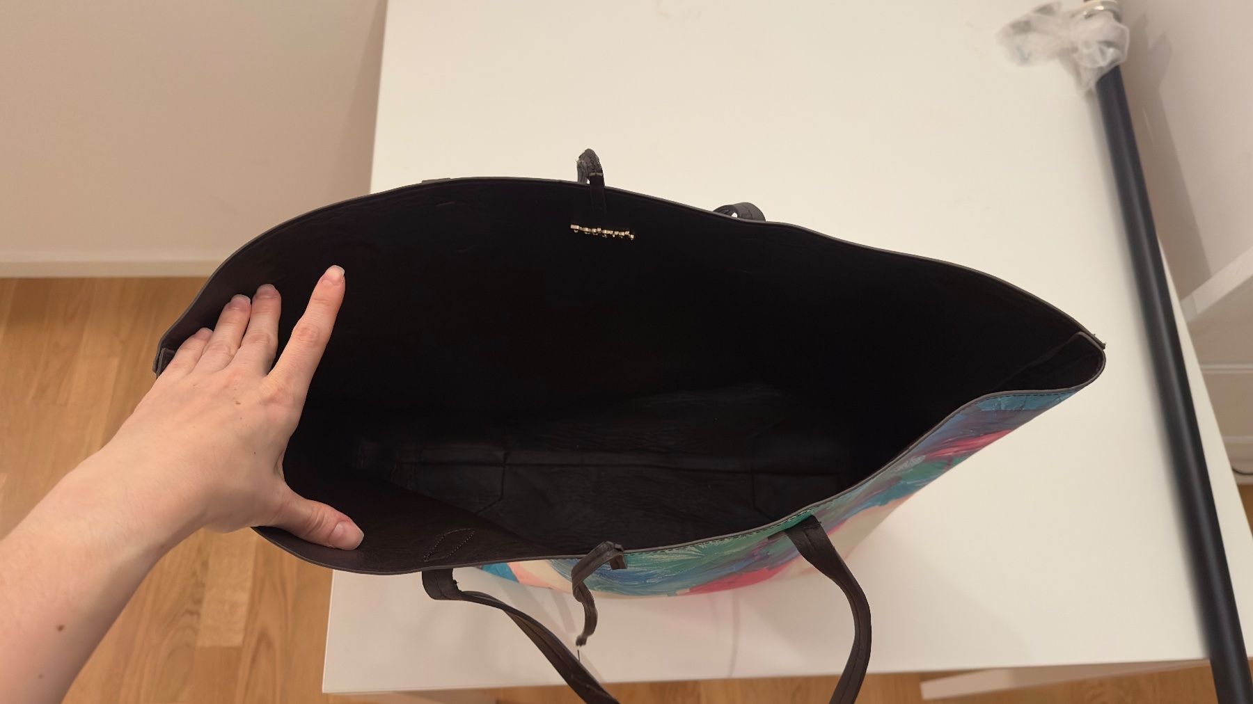Desigual Sacs femmes: Sommerliche Handtasche mit tropischem Muster - gebraucht – D'occasion à Baar par Piigii 2