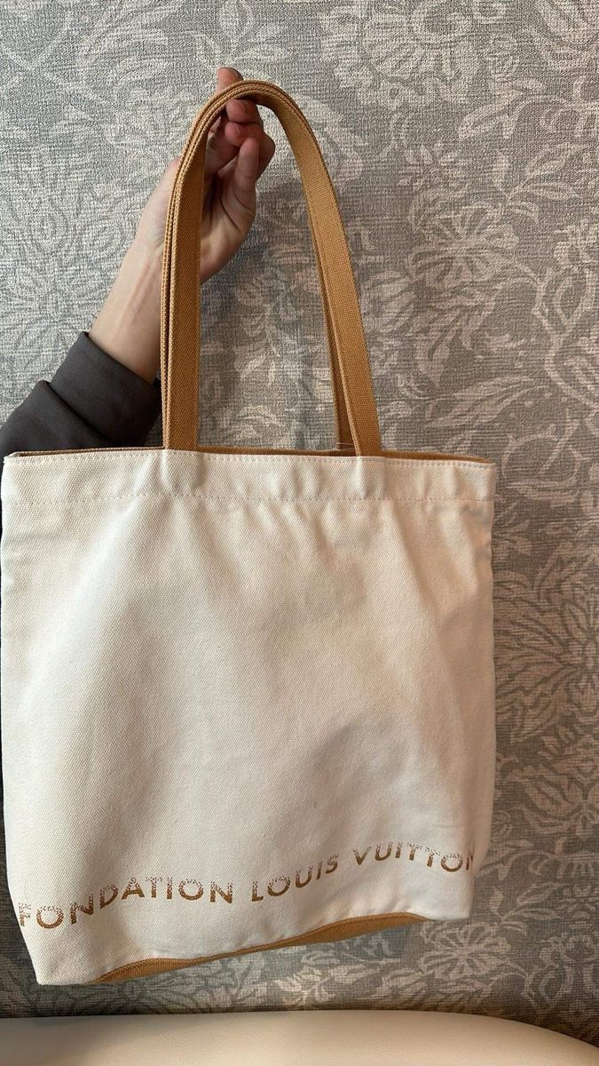 Louis Vuitton Borse: Fondation Louis Vuitton Canvas Tote Bag – Usato da Zürich venduto da ClosetKTT 5