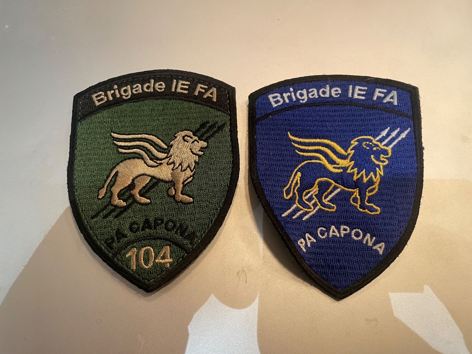 Schweizer Armee Toppe: Badge A+B  Brigade IE. FA 104 – Usato da Oberiberg venduto da stab