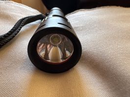 Eine leistungsstarke wiederaufladbare Taschenlampe, die sehr
