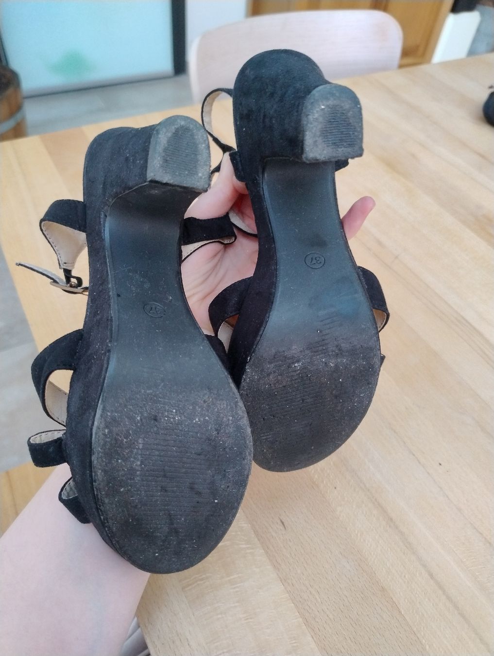 Damenschuhe: Schwarze Plateau Sandaletten Grösse 37 – Gebraucht aus Kirchberg BE von lauraflu 4