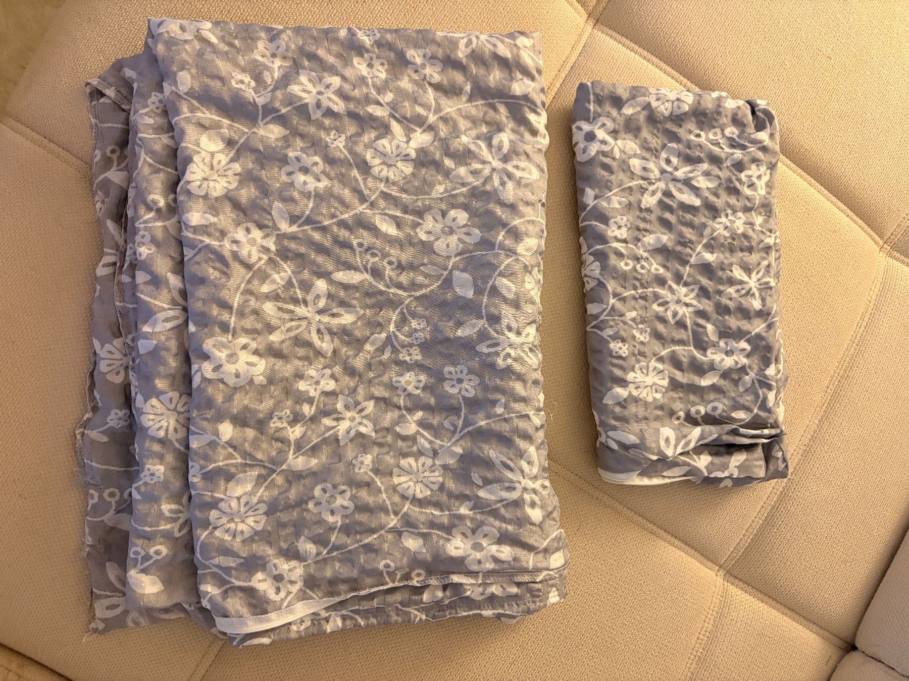 Linge de lit: Graues Bettwäsche  Set, Grau mit Blumenmuster – D'occasion à Kriens par dajaxoxo