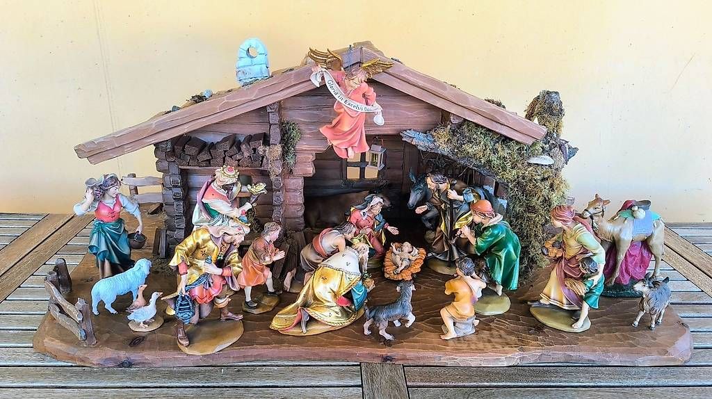 Toutes les décorations: Wunderschöne Weihnachtskrippe mit handgeschnitzten Figuren – D'occasion à Benken SG par chrisfly