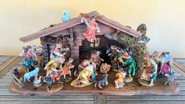 Wunderschöne Weihnachtskrippe mit handgeschnitzten Figuren