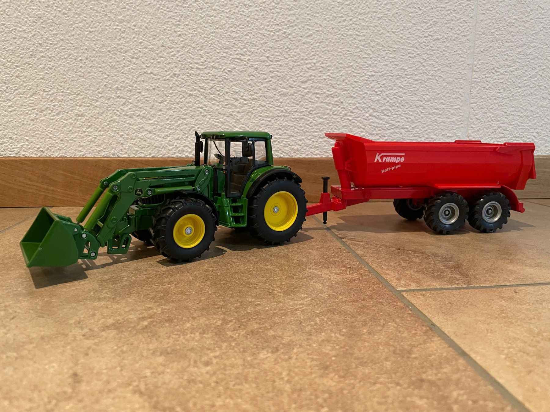 John Deere Trattori: SIKU John Deere mit Krampekipper – Nuovo e nell'imballaggio originale da Kreuzlingen venduto da Stefan1150