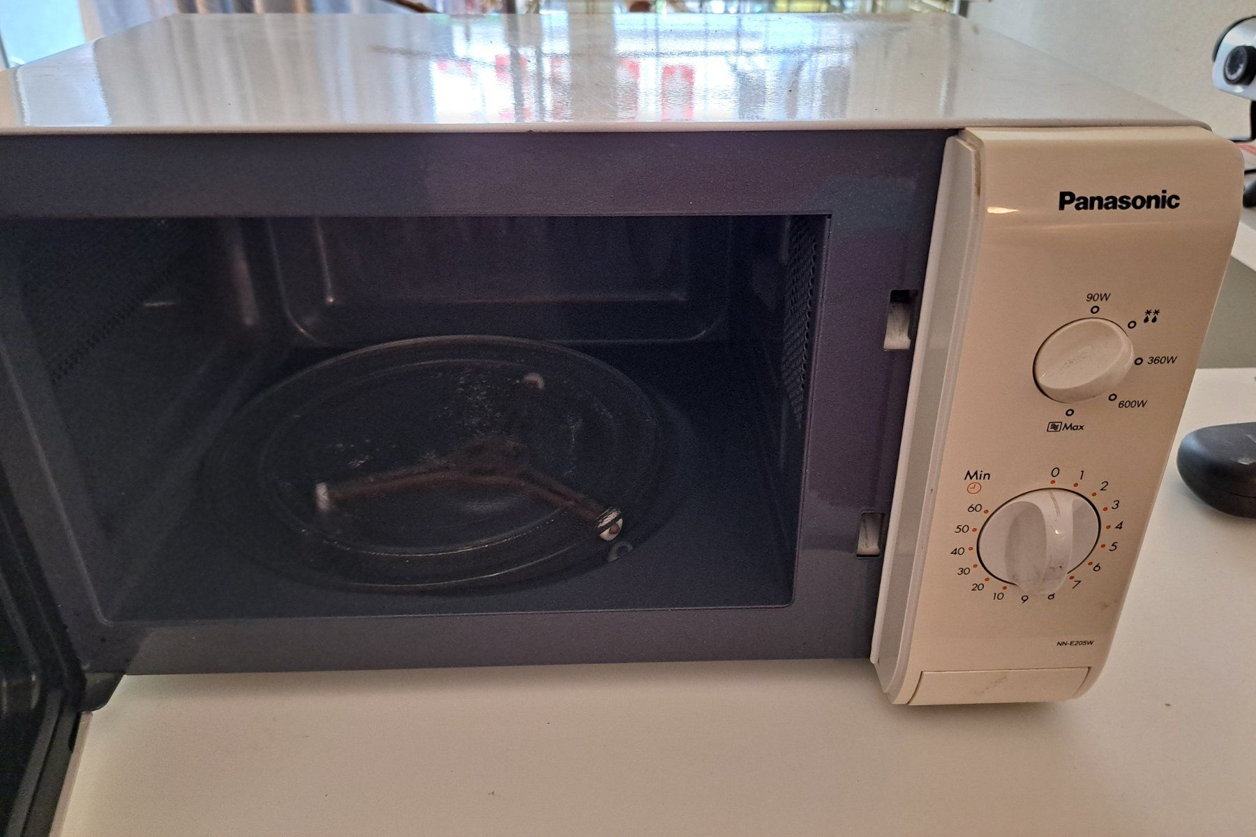 Elettrodomestici da cucina: Mikrowelle Panasonic NN-E205WB – Usato da Schlieren venduto da Rcaliforni 1
