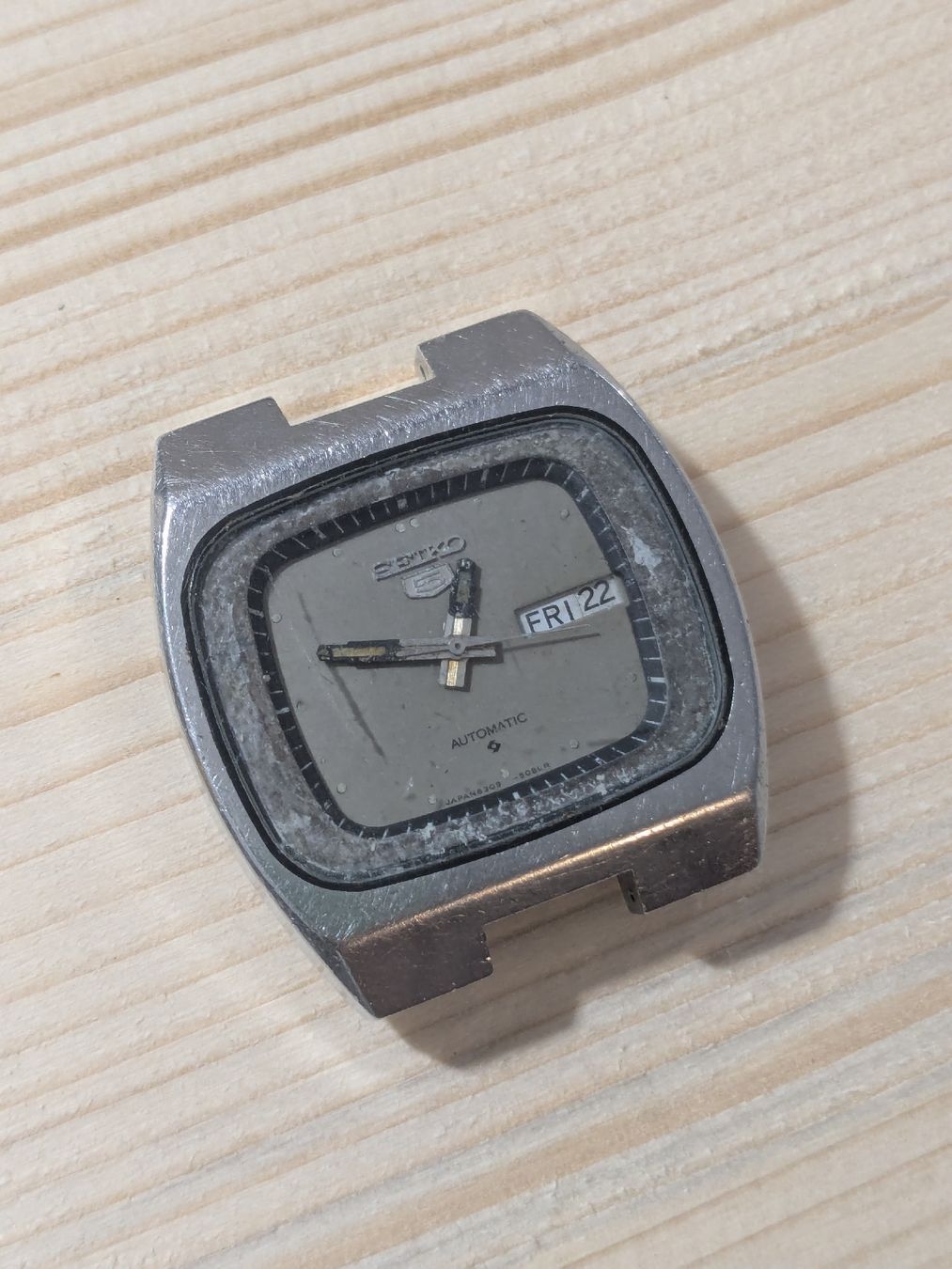 Seiko Montres: Vintage Seiko 5 Automatic - Not Working / For Parts – Défectueux à La Tour-de-Peilz par bird.watches