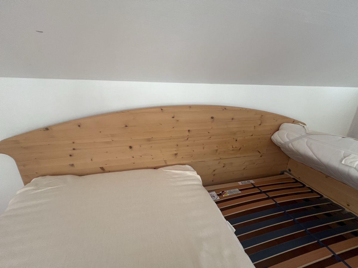 Letti: Doppelbett aus Holz – Usato da Küssnacht am Rigi venduto da Prasanna 2