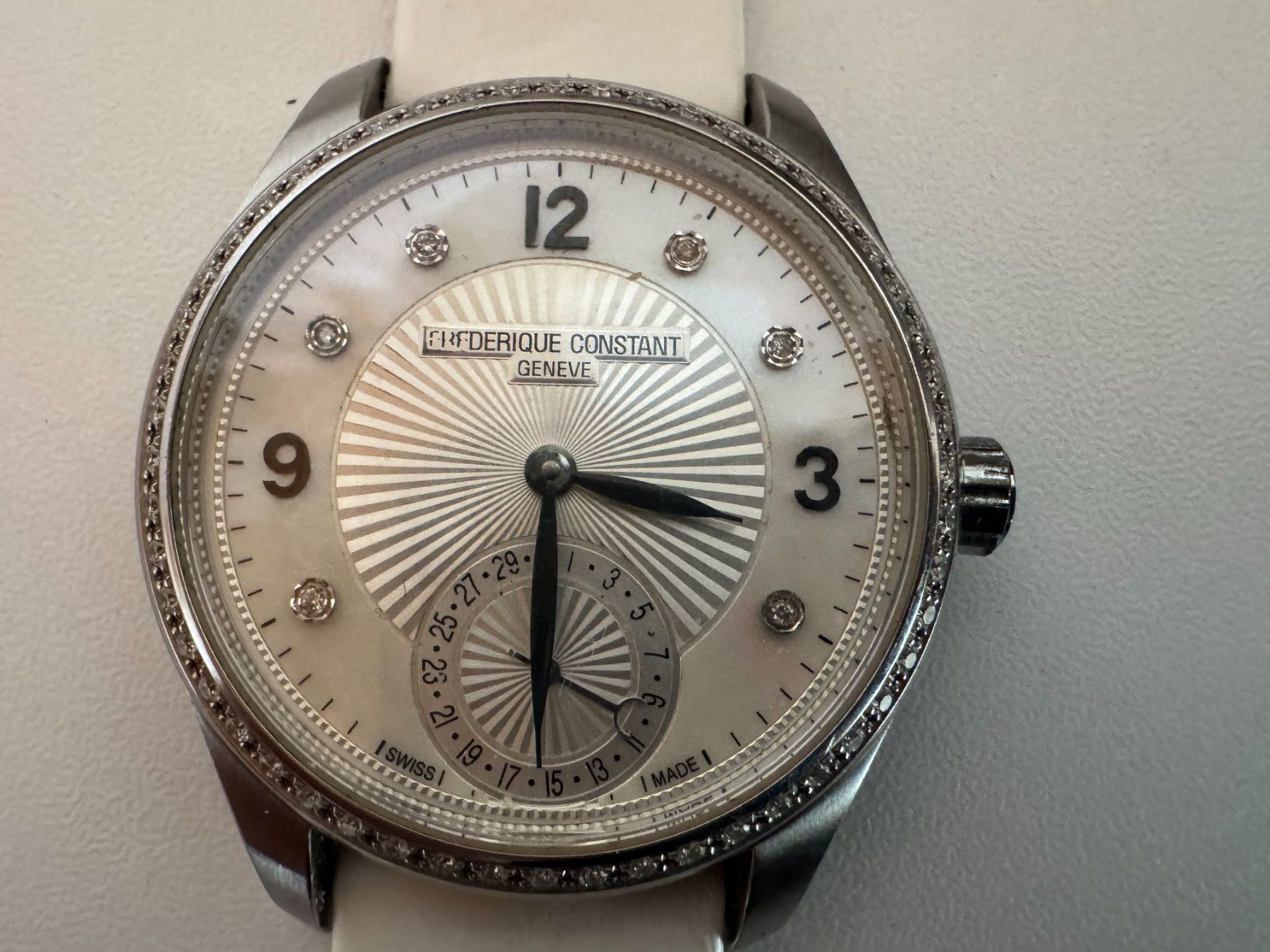 Frederique Constant Orologi: FREDERUQUE CONSTANT AUTOMATIK MIT SCHÖNER LÜNETTE – Usato da Schüpfen venduto da TOY-58