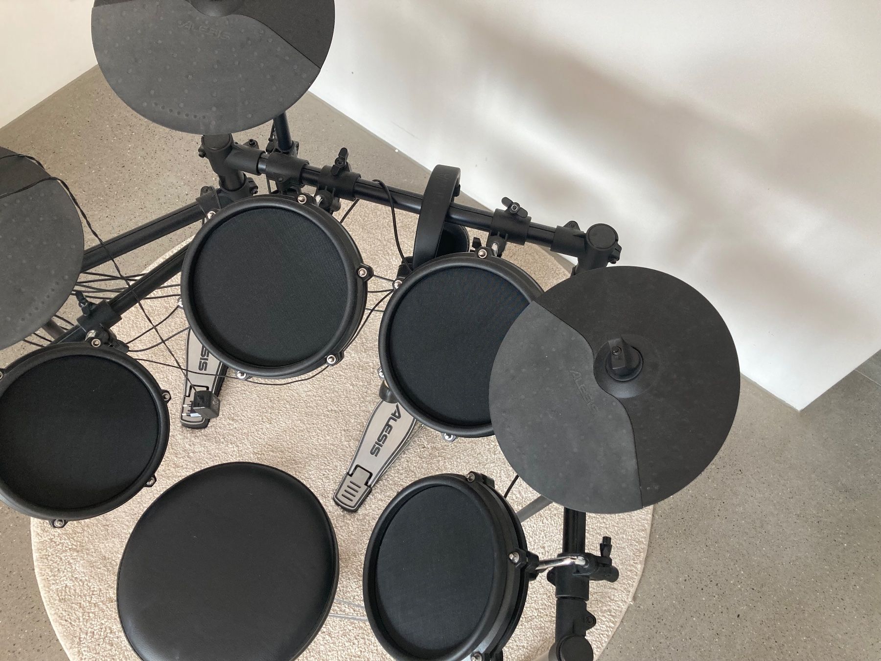 Alesis Instruments de musique: Alesis Nitro Mesh E-Drum Set mit Hocker etc / guter Zustand – D'occasion à Neuenkirch par Dondoca 3