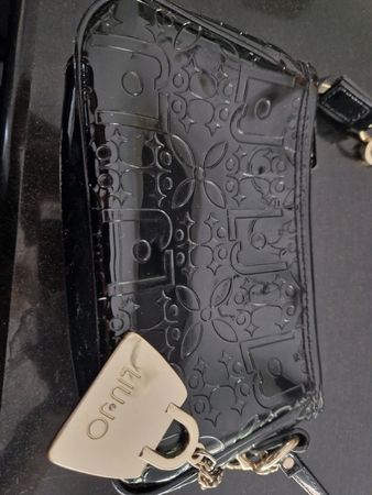 Petit sac chic à bandoulière Liu Jo noir verni bon état