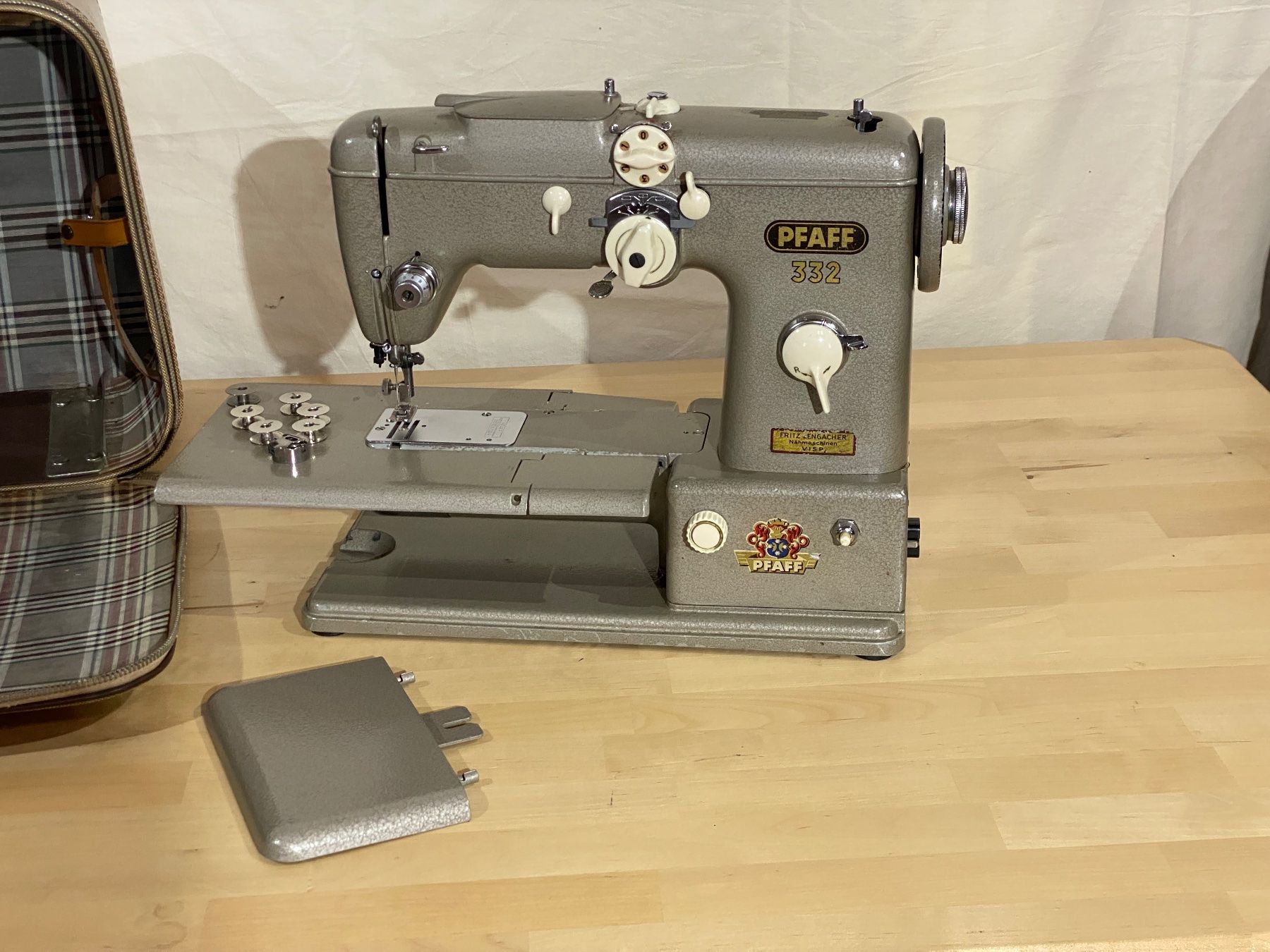 Pfaff Macchine da cucire: Top Pfaff Modell 332 Automatic - schöne Nähmaschine – Usato da Brügg BE venduto da Busima 2
