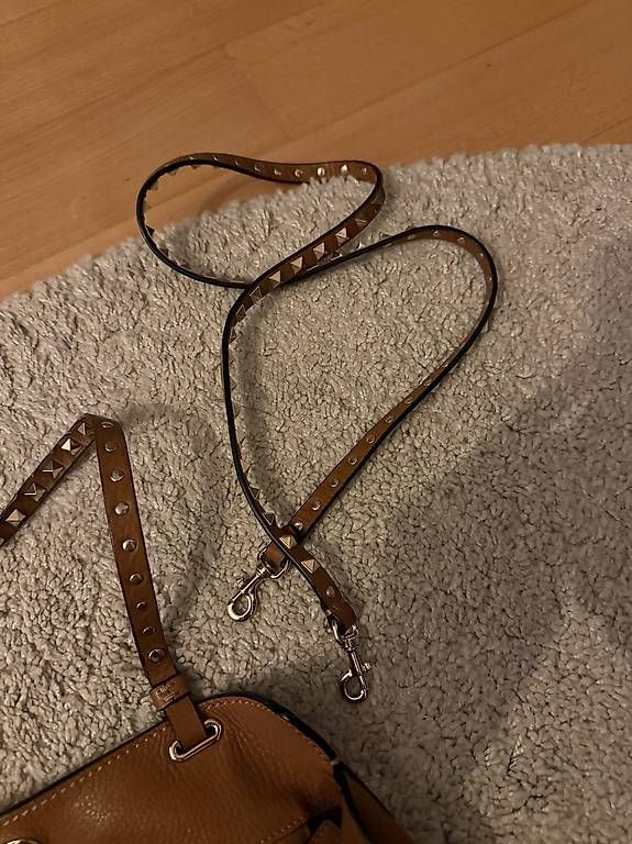 Taschen für Damen: Valentino Rockstud Leder Shopper Tasche – Gebraucht aus Rümlang von NeomiM 4