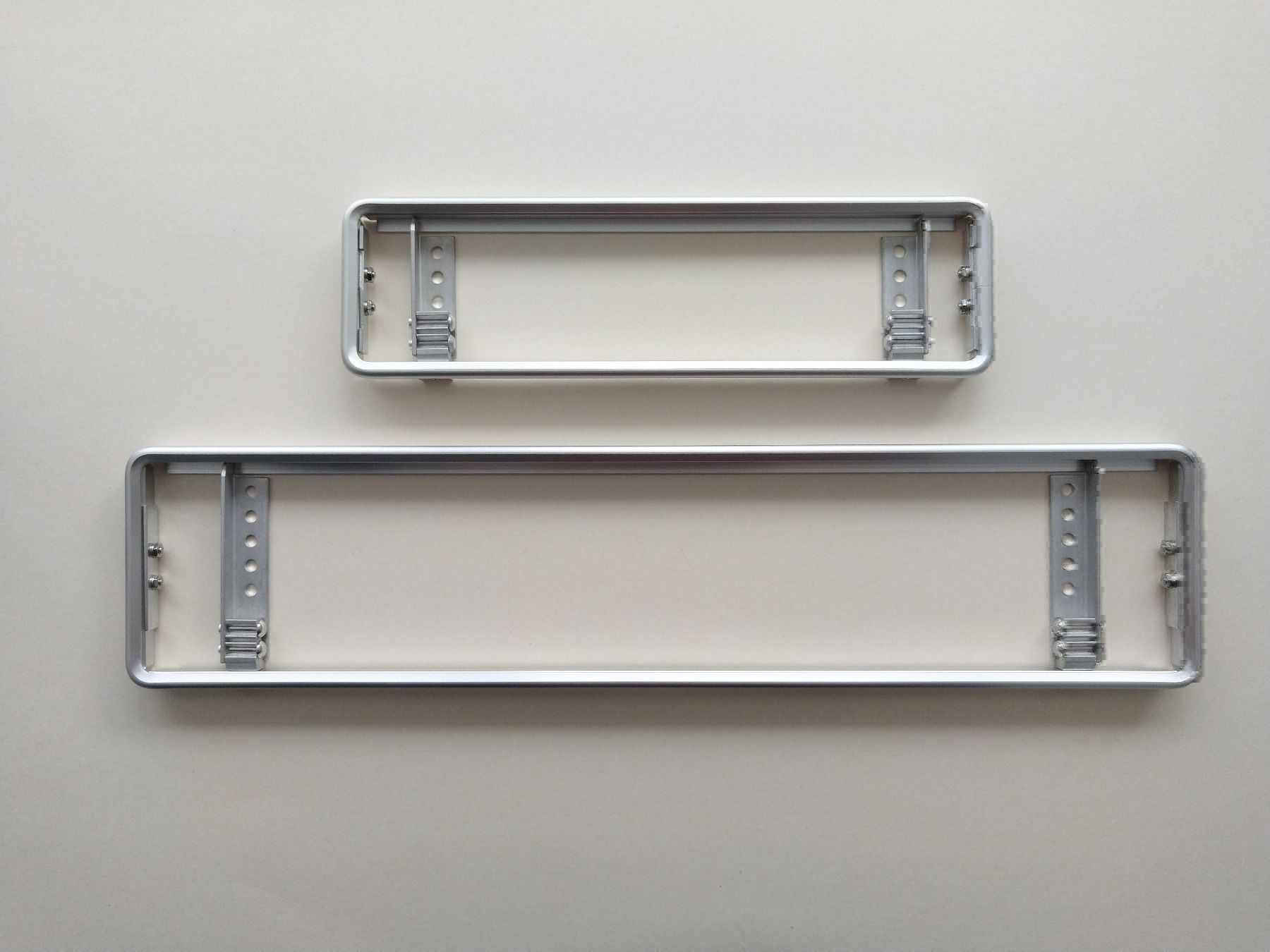 Insegne: Kennzeichenhalter aus Aluminium Silber – Nuovo e nell'imballaggio originale da Chur venduto da Bart88