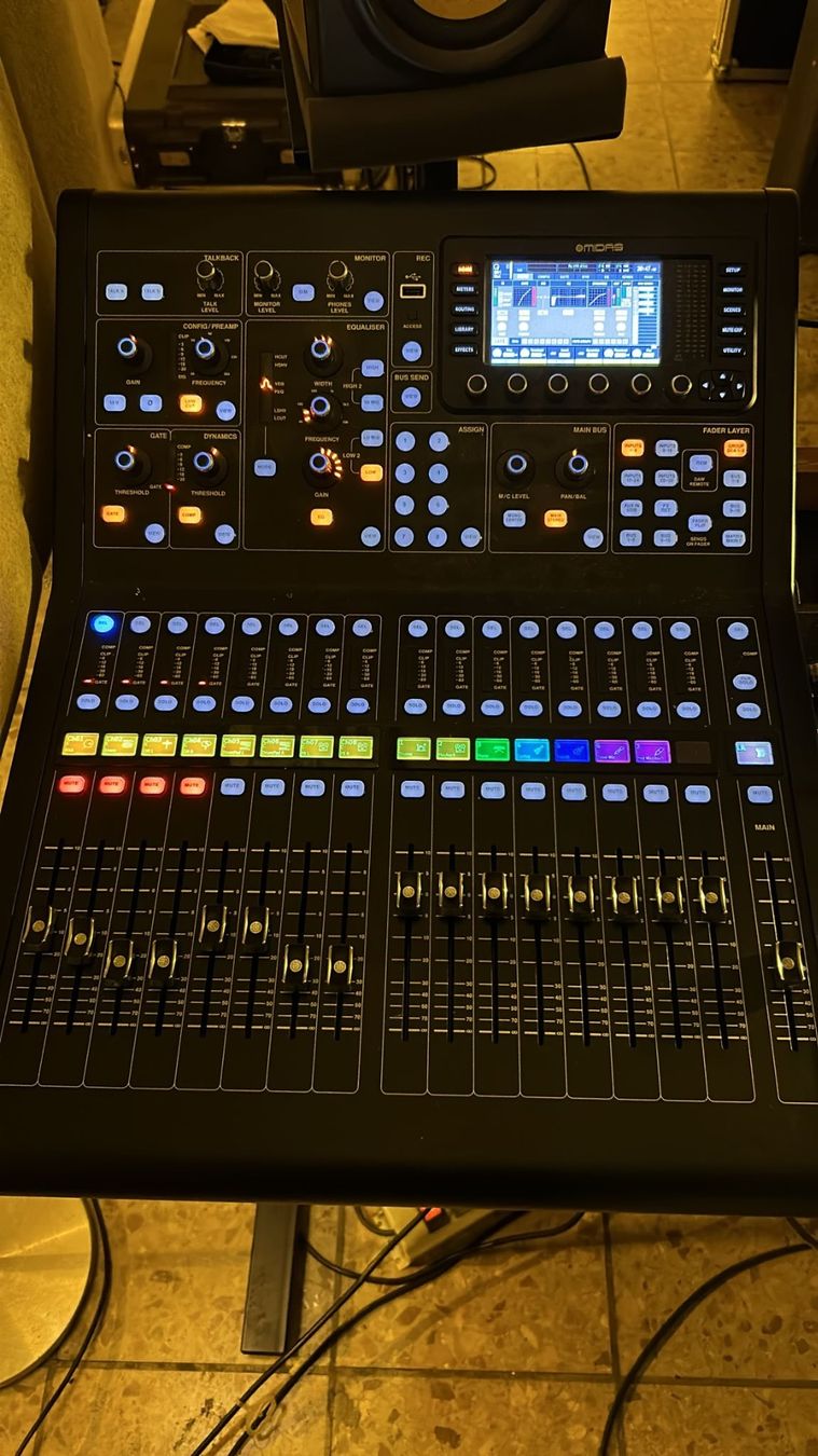 Midas Mischpulte: Midas M32R LIVE Digitalmixer + Thon Case – Gebraucht aus St. Gallen von jan_78lx